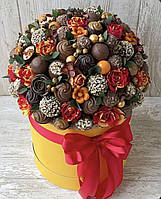 Композиция сладостей с цветами в шляпной коробке.