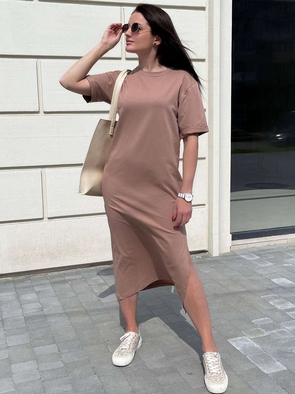 Сукня-футболка жіноча прямого вільного крою із розрізом (Норма і полубатал), фото 1