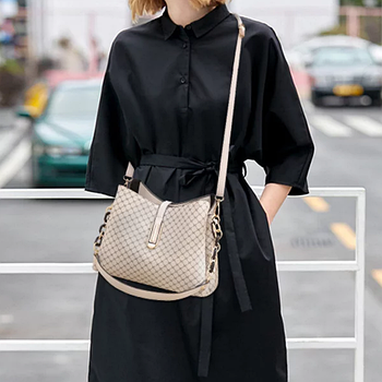 Жіноча сумка через плече, містка виготовлена з високоякісної екошкіри світло бежевий 26х19х12см