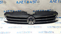 Решетка радиатора grill VW Jetta 15-18 USA со значком, с хромом, песок