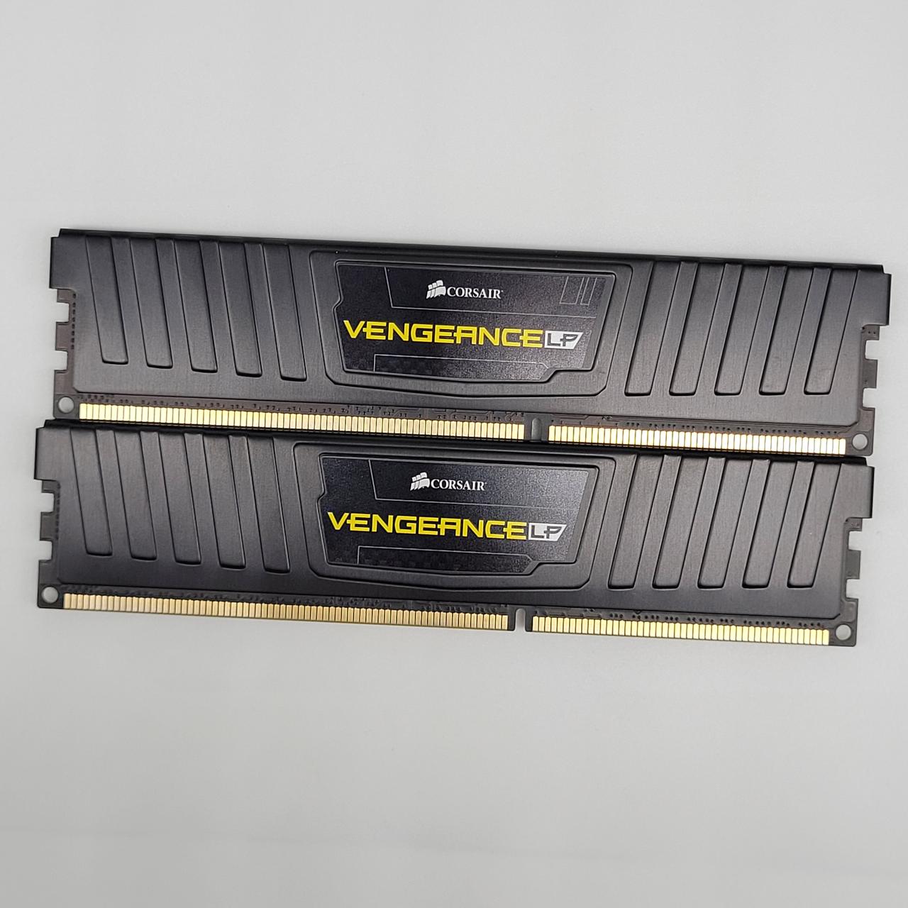 Комплект оперативної пам'яті Corsair Vengeance DDR3 8Gb (2x4Gb) 1600MHz PC3-12800 CL11 (CML8GX3M2B1600C11) Б/В