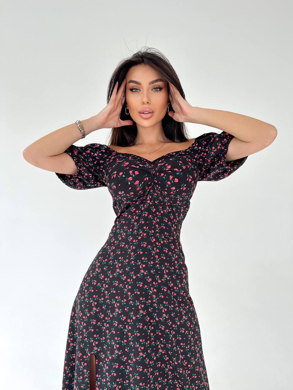 Чудова жіноча легка софтова чорна сукня довжини міді з квітковим принтом і розрізом, фото 1