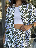 Стильний трендовий легкий жіночий літній костюм-двійка сорочка з коротким рукавом і красиві шорти в квітковий  принт