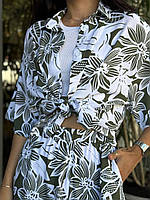 Стильний трендовий легкий жіночий літній костюм-двійка сорочка з коротким рукавом і шорти в квітковий принт