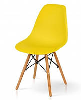 Пластиковый желтый стул на деревянных ножках обеденный кухонный Смайл Eames для дома кафе столовой Микс Мебель