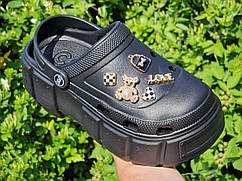 Жіночі чорні крокси на платформі з камінням та значками, оригінальні крокси з платформою