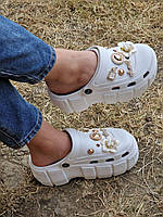 Стильні жіночі крокси з унікальними джебітсами, модні крокси на платформі