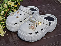 Стильні жіночі крокси з перламутровими джебітсами, модні крокси на платформі