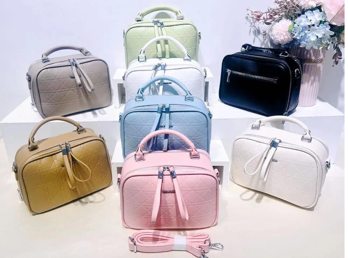 Сумочка жіноча крос-боді на два відділення зі штучної шкіри у різних кольорах Fedya, фото 1