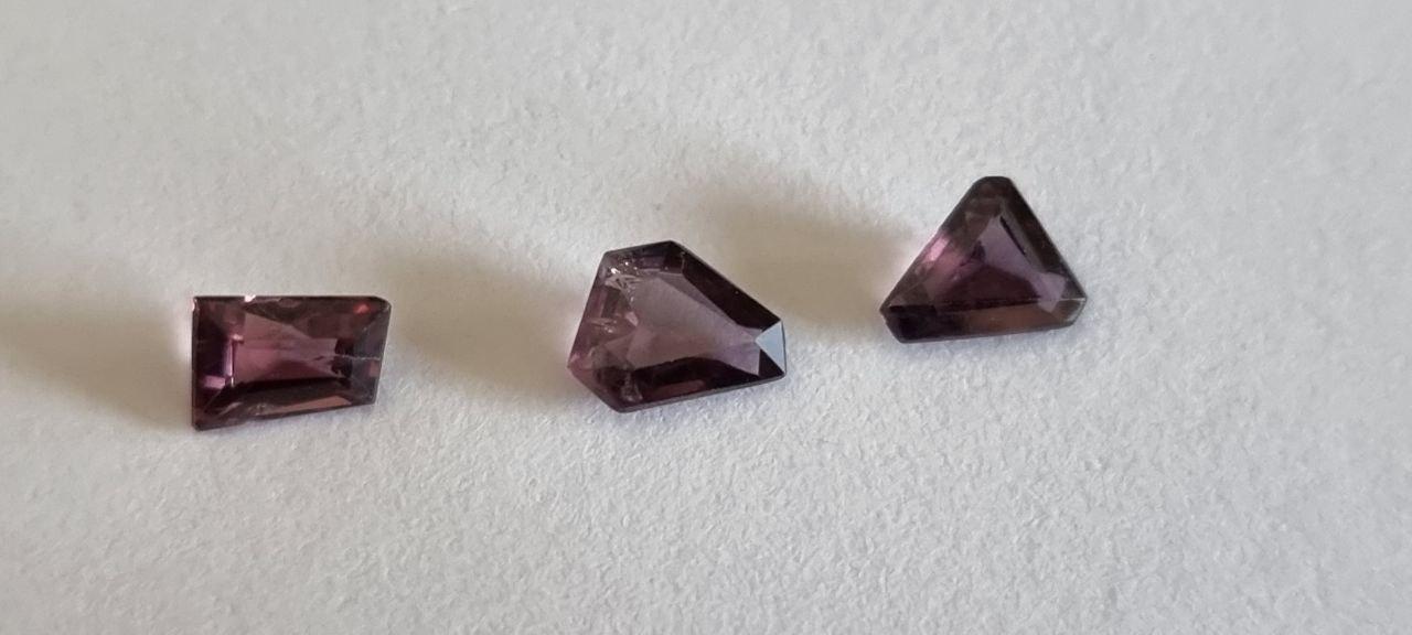 1.27 кт. Природний фіолетовий із рожевим шпінель із дефектами