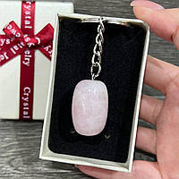 Натуральный камень Розовый кварц кулон овальной формы на брелоке для ключей подарок парню, девушке в коробочке