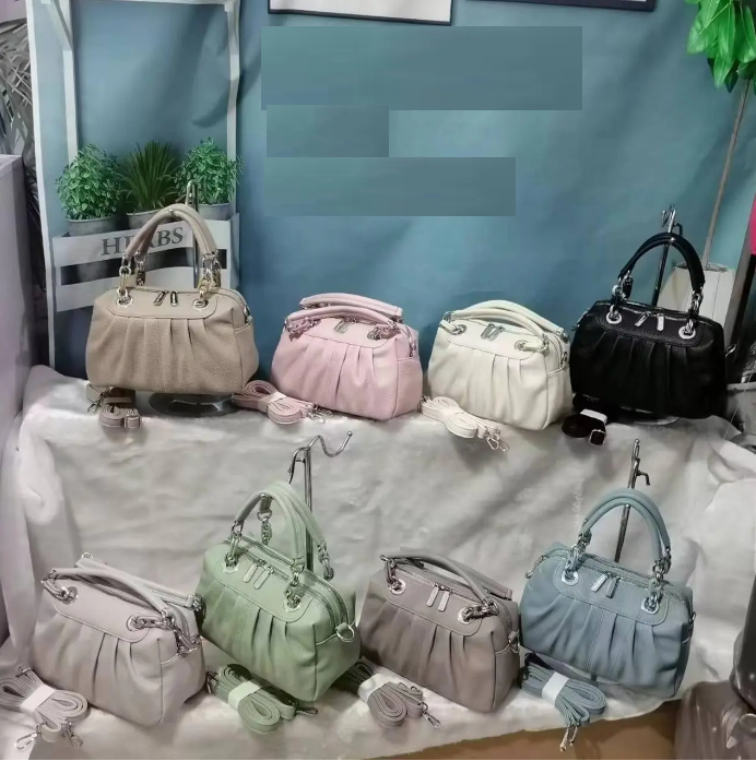 Сумочка жіноча 22*17 см на два відділення з довгим ремінцем зі штучної шкіри у різних кольорах Fedya, фото 1