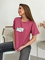 Темно-розовая свободная трикотажная футболка с принтом розмір L