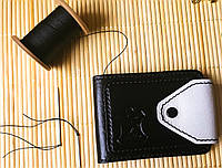 Мужской кошелёк из натуральной кожи ручной работы на кнопке с белым клапаном