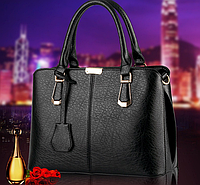 Модная женская сумка с брелком черная стильная большая женская сумочка из эко кожи с ручками Toyvoo Модна