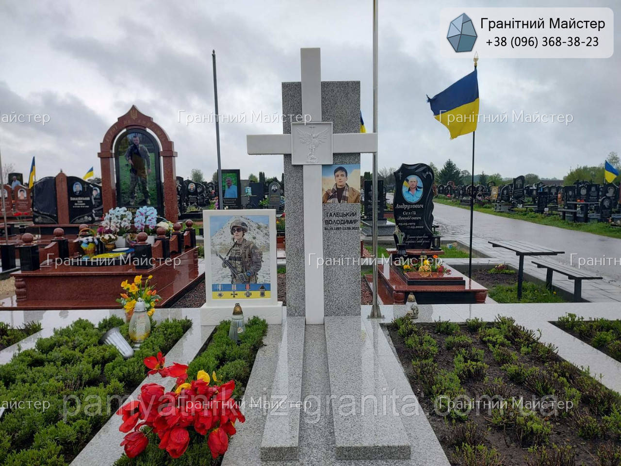 Гранітний пам'ятник воїну з хрестом та кольоровим портретом № П-187