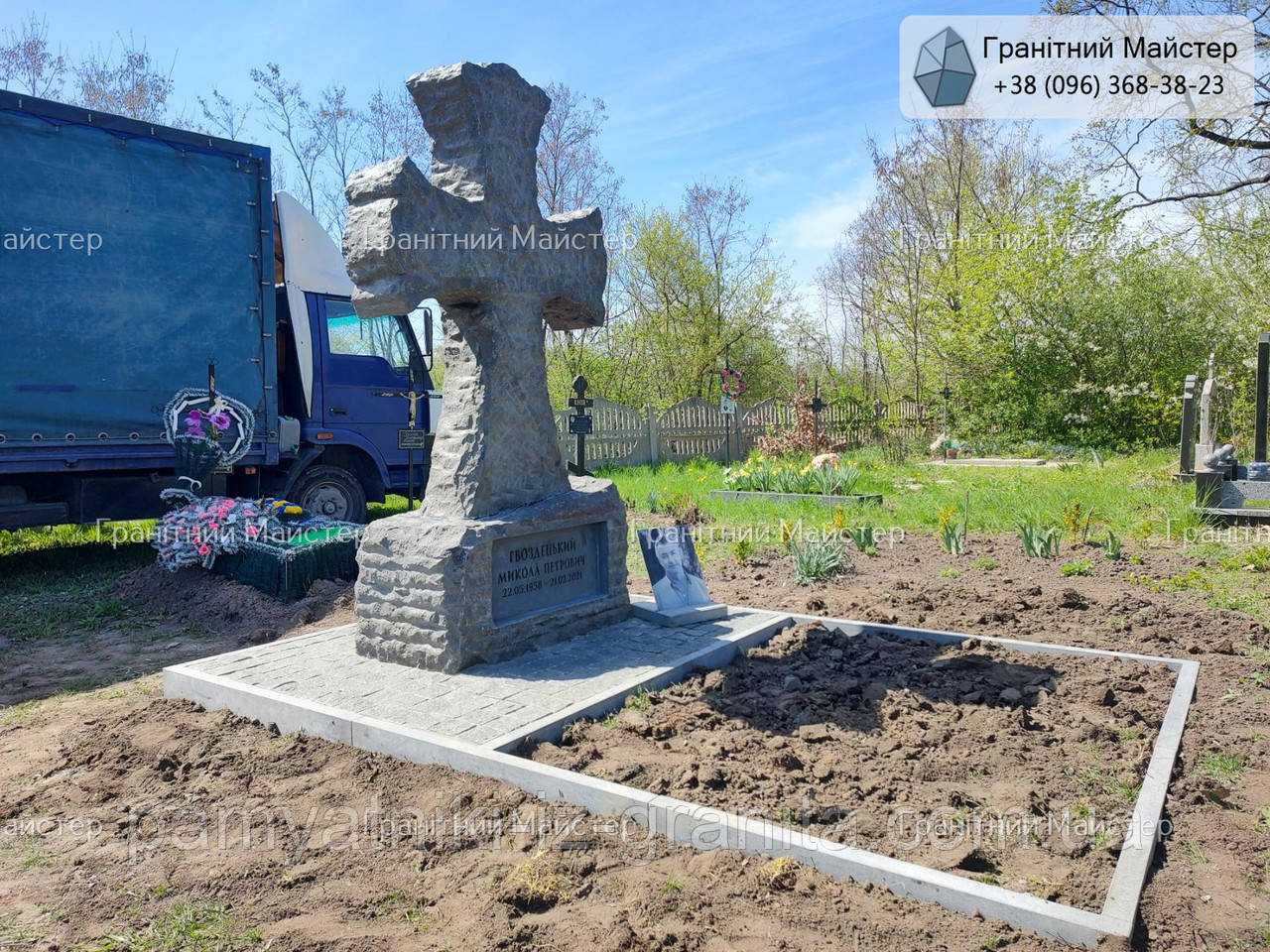 Оригінальний пам'ятник із граніту у вигляді хреста № П-188