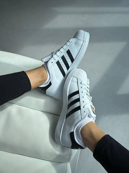 Adidas Superstar Classic.