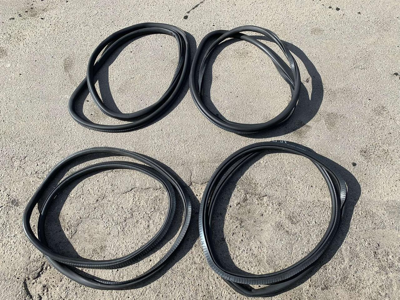 Б/В Ущільнювач дверей Передній / Задній BMW 7 F01 51337177998 / 51357178016, фото 1