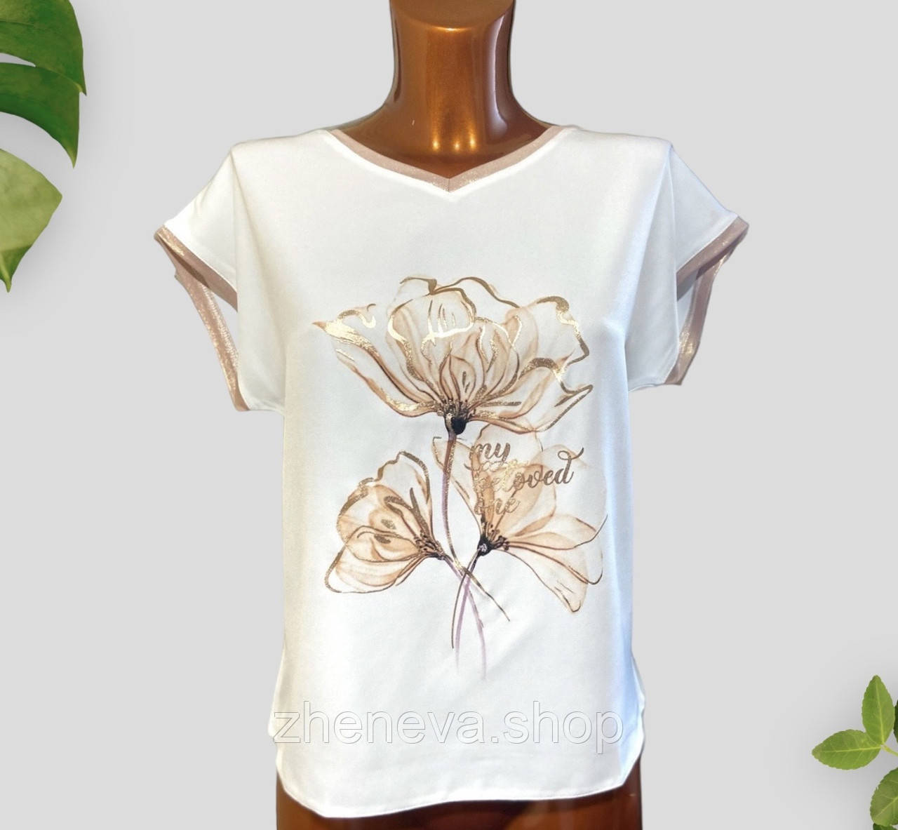 Оригінальна літня жіноча світла футболка з красивим квітковим принтом, фото 1