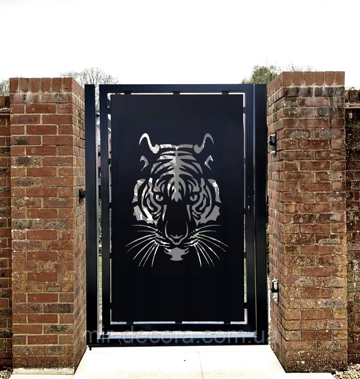 Різані металеві хвіртки з різними візерунками.