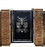 Різані металеві хвіртки з різними візерунками.