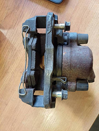 Суппорт передній правий KIA SEPHIA II SHUMA I 97-00, кіа сепія, шуму 000050920