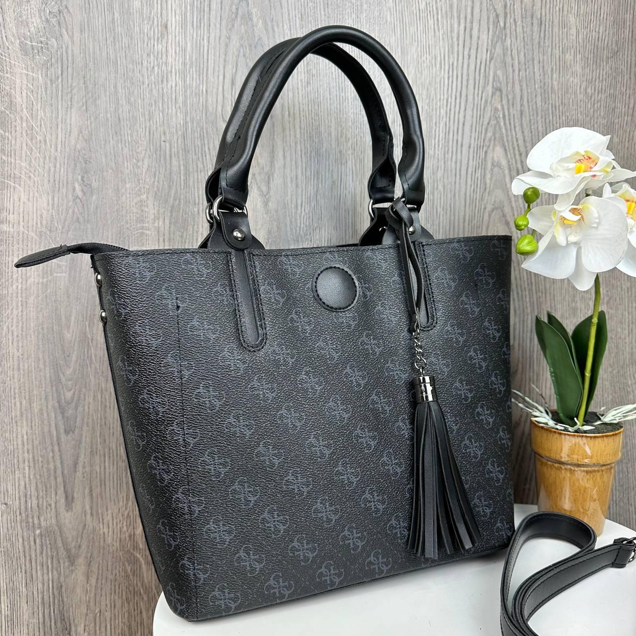 Жіноча сумка з брелоком вінчиком стиль Guess чорна