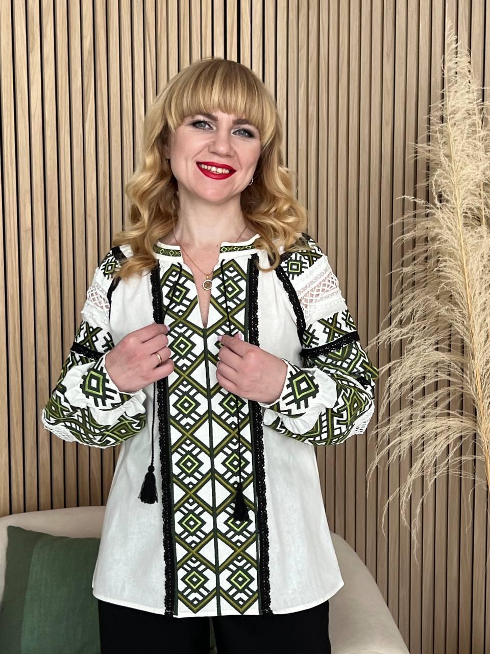 Вишита блуза з геометричним орнаментом молочна