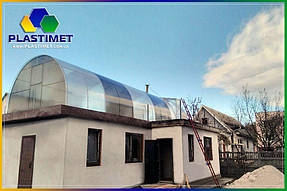 Щоб теплиця виглядала не як у всіх - клієнт вирішив використати для накриття два кольори - прозорий і бронзовий