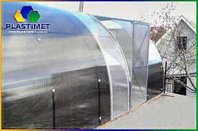 Для зручності заходу в теплицю - було встановлено двері не в торці, а зі сторони арки