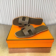 Жіночі сірі шкіряні шльопанці Hermes Oran ермес Гермес шкіра на плоскій підошві, фото 3