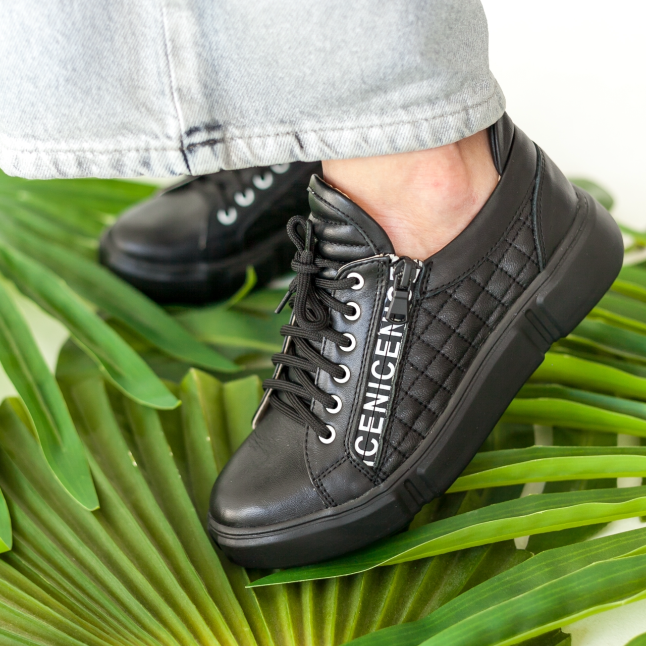 Жіночі кросівки зі шкіри чорнго кольору на шнурках и молнии "Style Shoes"