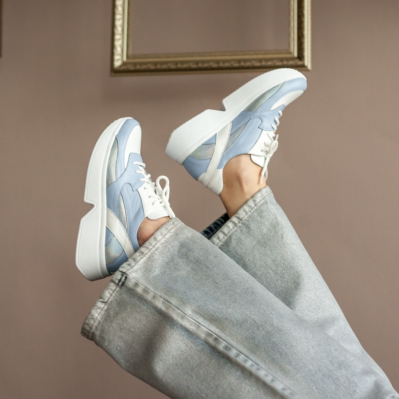 Кросівки жіночі шкіряні білого та блакитного кольорів “Style Shoes”