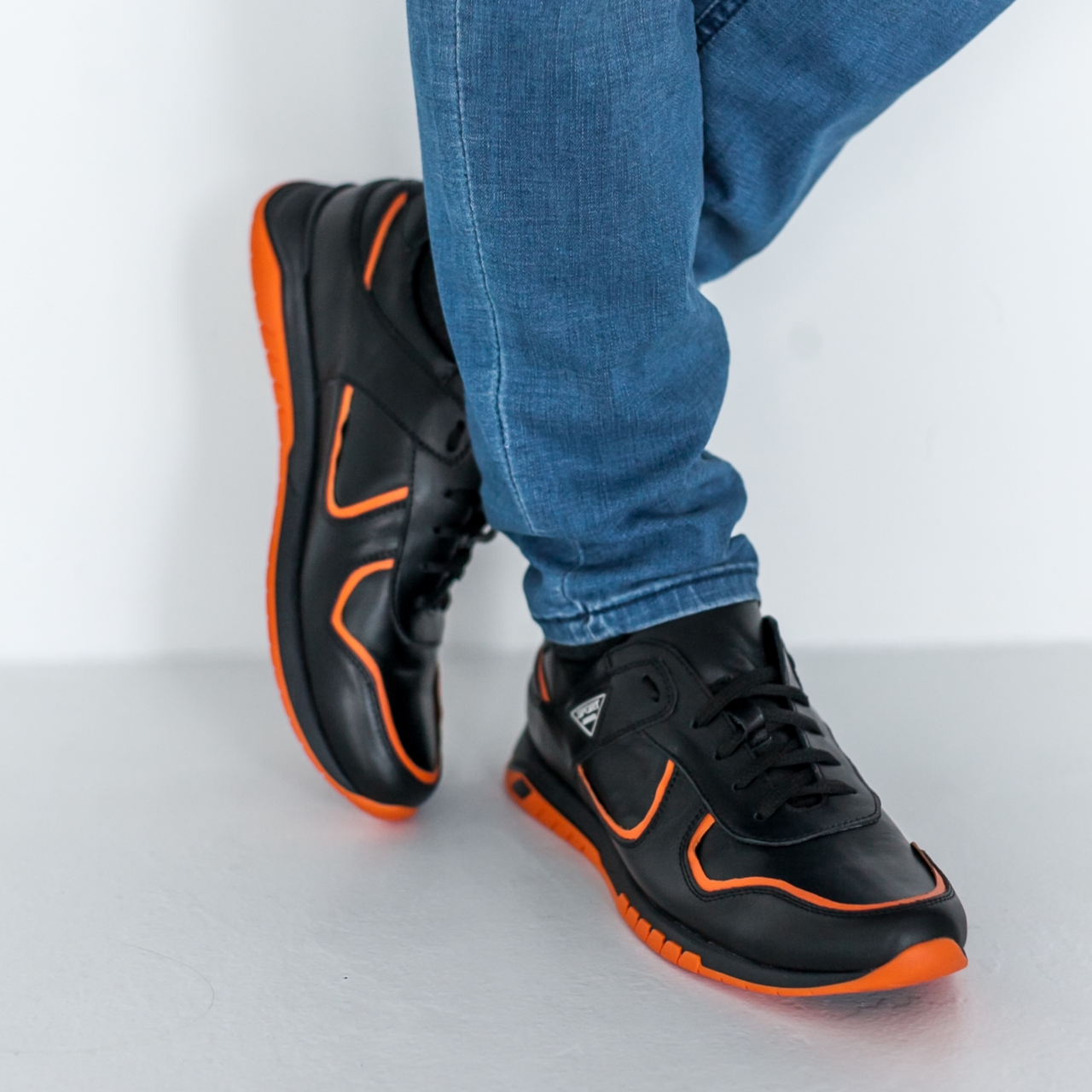 Спортивні чоловічі кросівки з натуральної шкіри чорного кольору «Style Shoes»