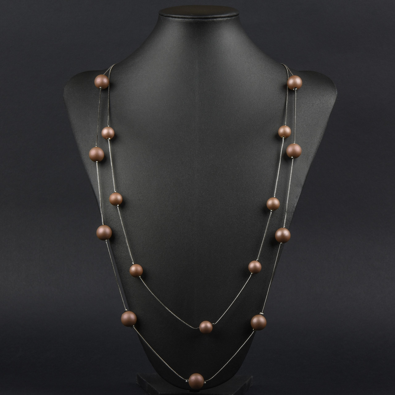 Кольє довге на металевому сріблястому ланцюжку двошарове з коричневими матовими намистинами довжина 85-90 см