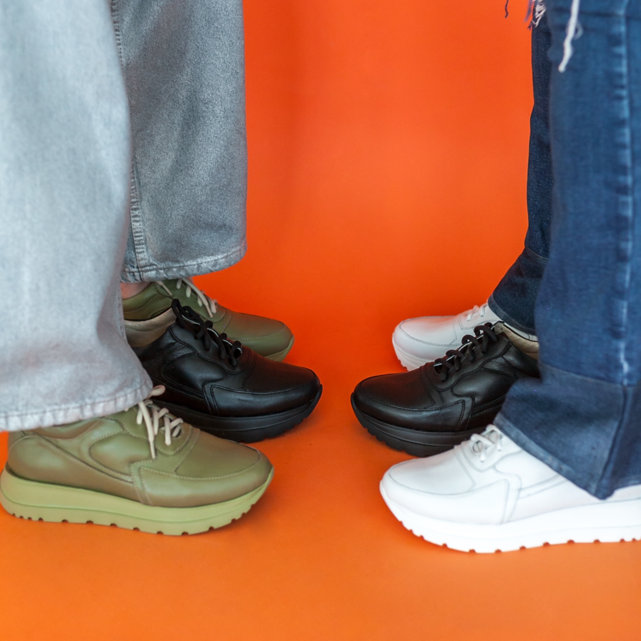 Кросівки жіночі зі шкіри чорного кольору “Style Shoes”