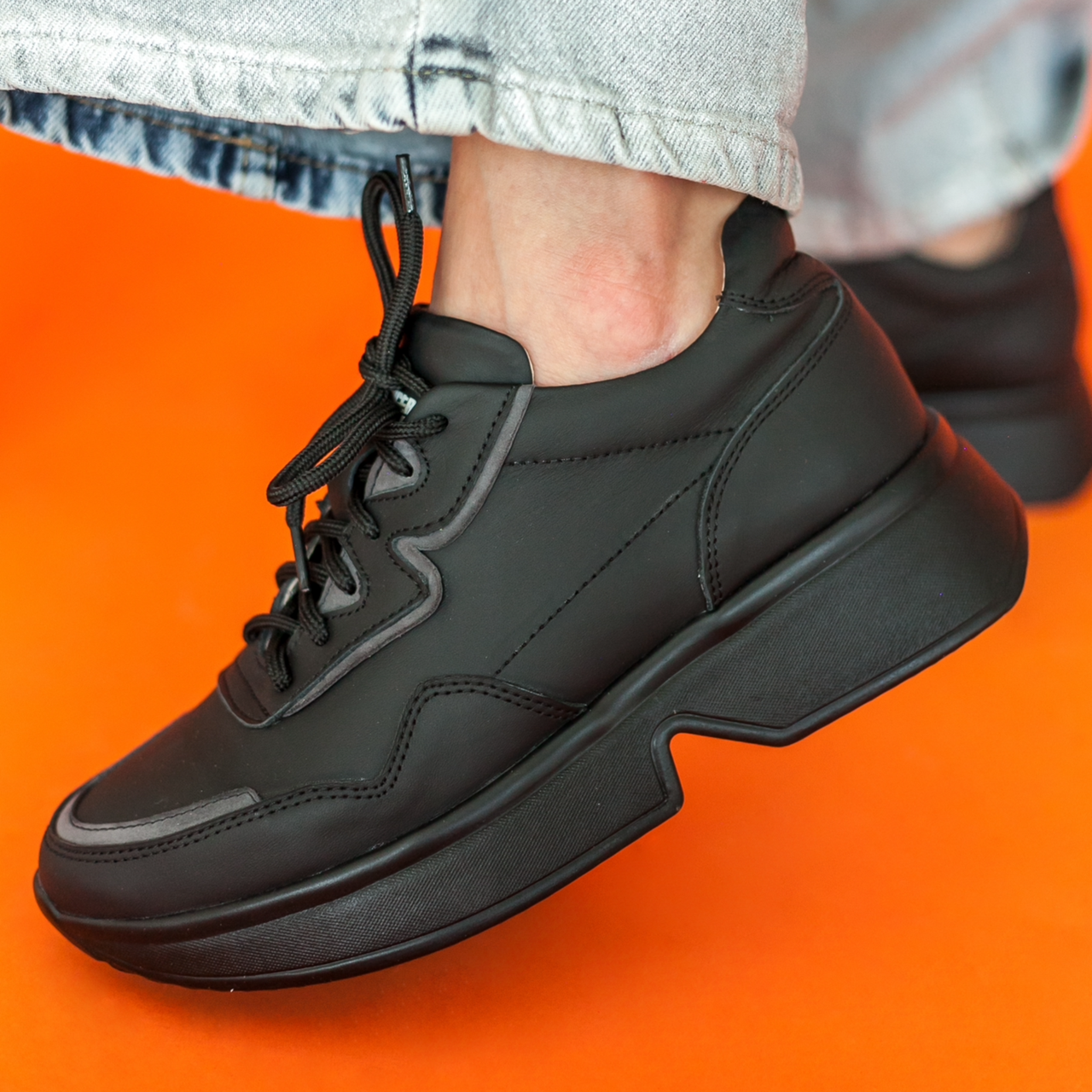 Кросівки жіночі шкіряні чорного кольору з сірими вставками “Style Shoes”