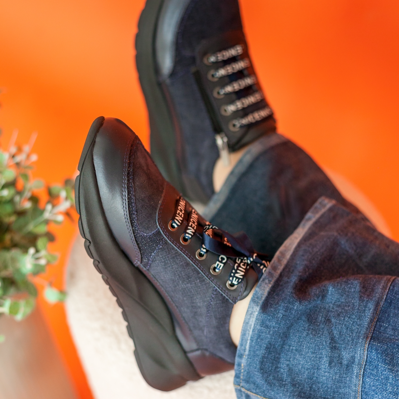 Кросівки жіночі шкіряні синього кольору на блискавках “Style Shoes”