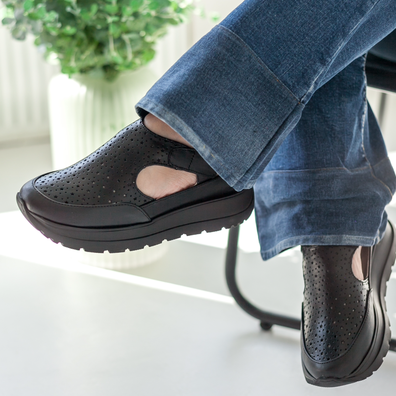 Кросівки жіночі шкіряні літні на липучках чорного кольору “Style Shoes”