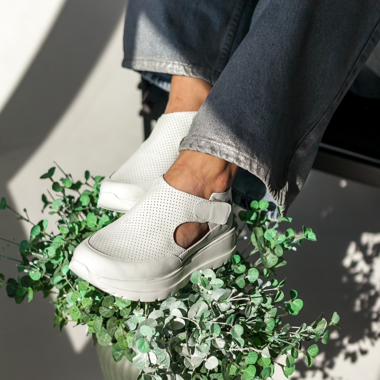 Кросівки жіночі літні шкіряні на липучках білого кольору “Style Shoes”
