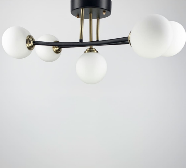 Люстра з 5 лаконічними білими матовими плафонами, корпус метал чорного кольору із фурнітурою латунь, фото 1
