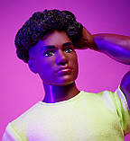 Колекційна лялька Barbie Looks Ken № 25 з кучерявим чорним волоссям та сучасною модою Y2K HRM17, фото 4