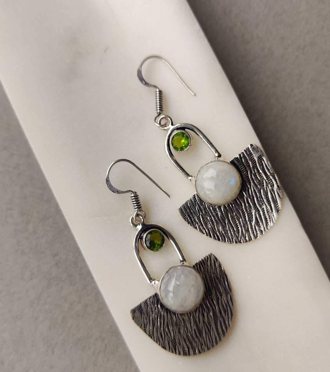 Сережки місячний камінь коло та перидот. Кульчики з адуляру та хризоліту. Індія., фото 1