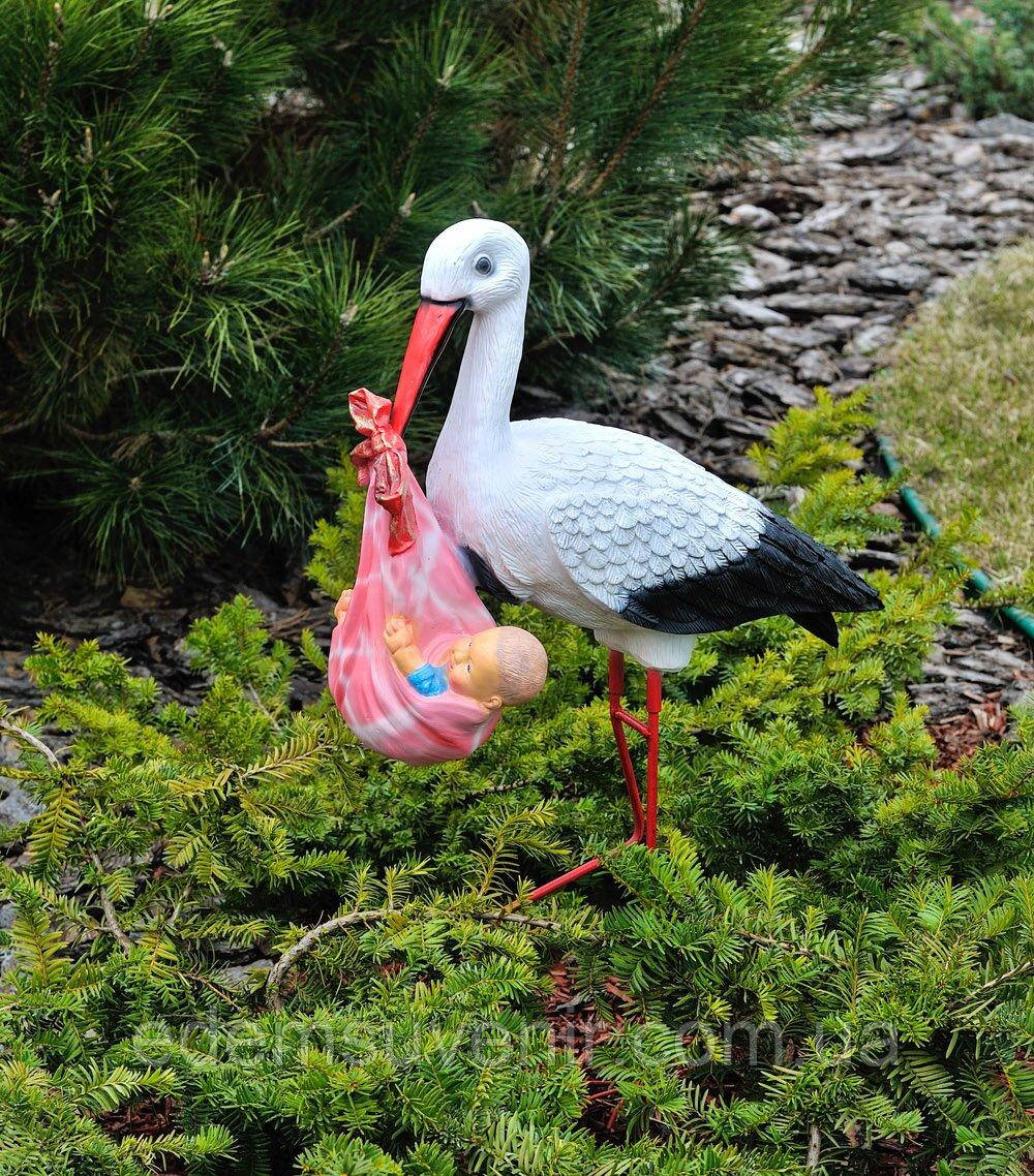 Садова фігура Лелека з немовлям дівчинкою керамічний на металевих лапах, фото 1
