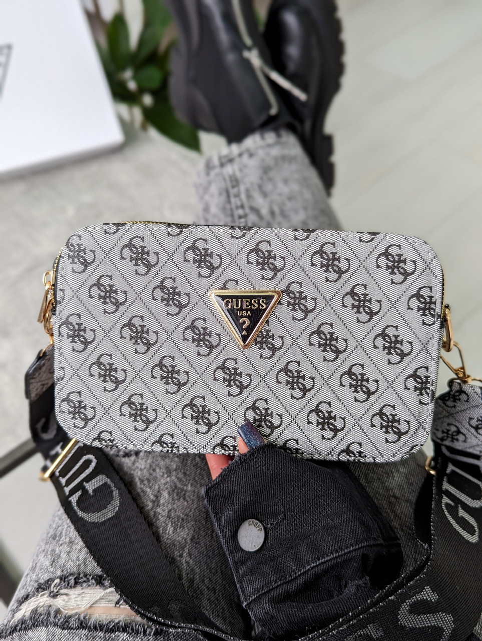 Сумка жіноча сірий Guess Гесс крос-боді