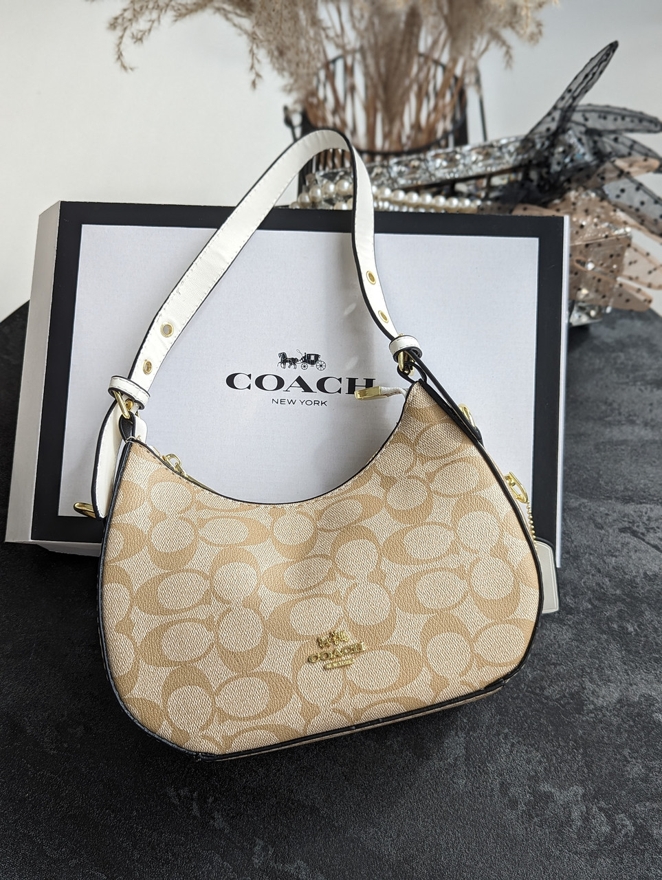 Жіноча сумка-багет Coach молочний Коуч, фото 1