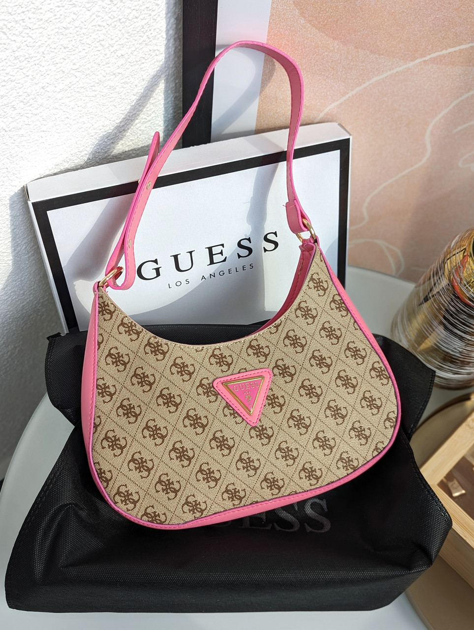 Сумка жіноча Guess хобо бежевий фуксія Гесс на плече