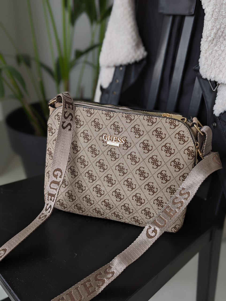 Сумка жіноча бежева Guess Гес крос-боді на три відділення, фото 1