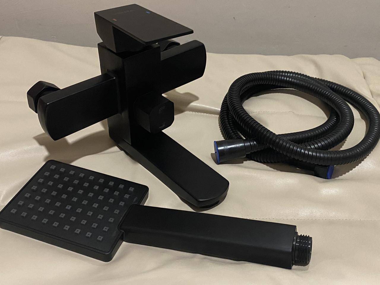 Змішувач для ванної чорний мат з лійкою VENTA VC302KB, фото 1